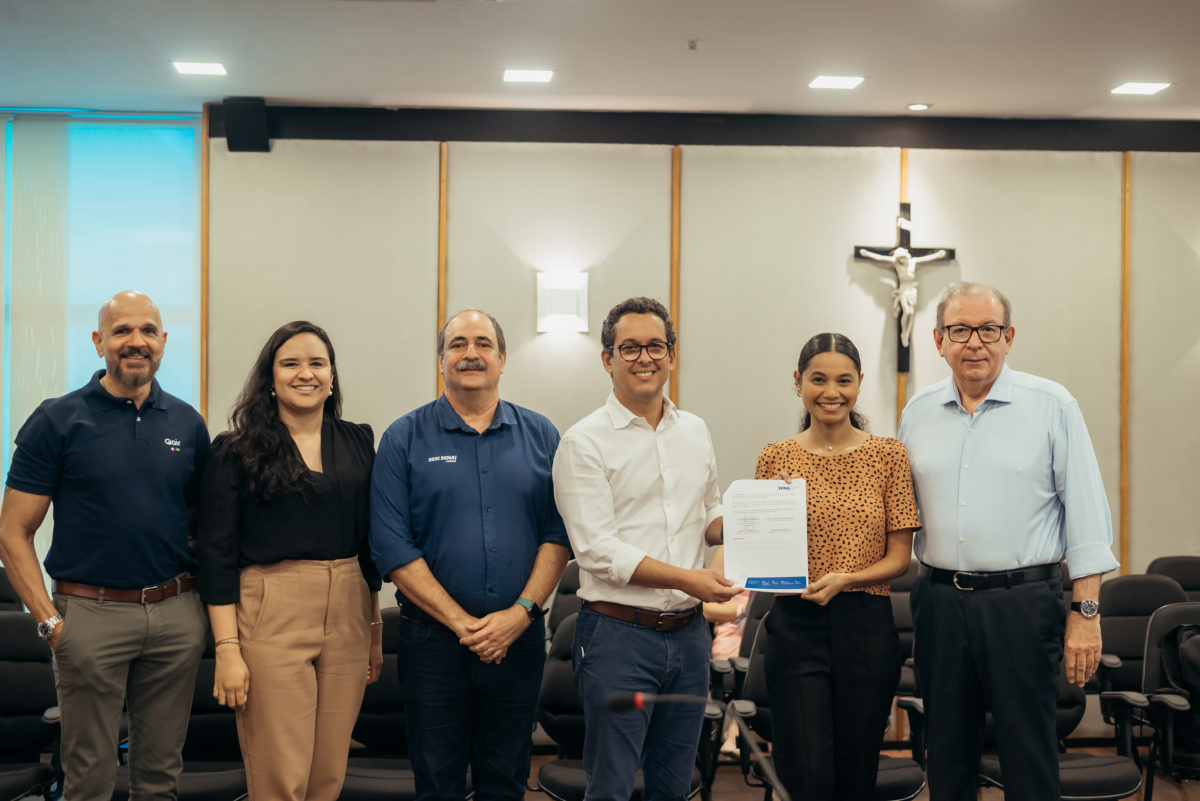 O documento foi assinado pelo Presidente da FIEC, Ricardo Cavalcante; pelo Diretor Regional do SENAI Ceará e Superintendente do SESI Ceará, Paulo André Holanda; e pelo Diretor de Operações da Qair, Gustavo Silva.