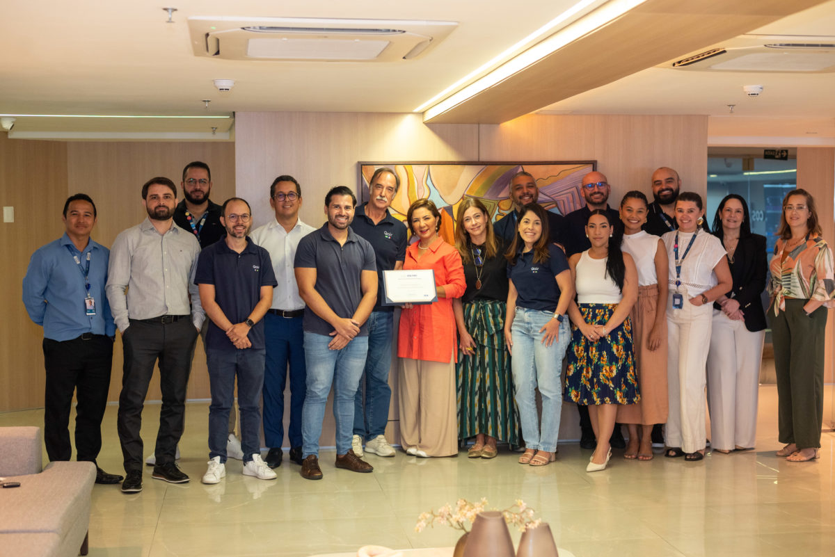 Qair Brasil é recertificada com o Selo ESG-FIEC, entregue por Alcileia Farias, reforçando sua cultura de ética, transparência e impacto positivo.