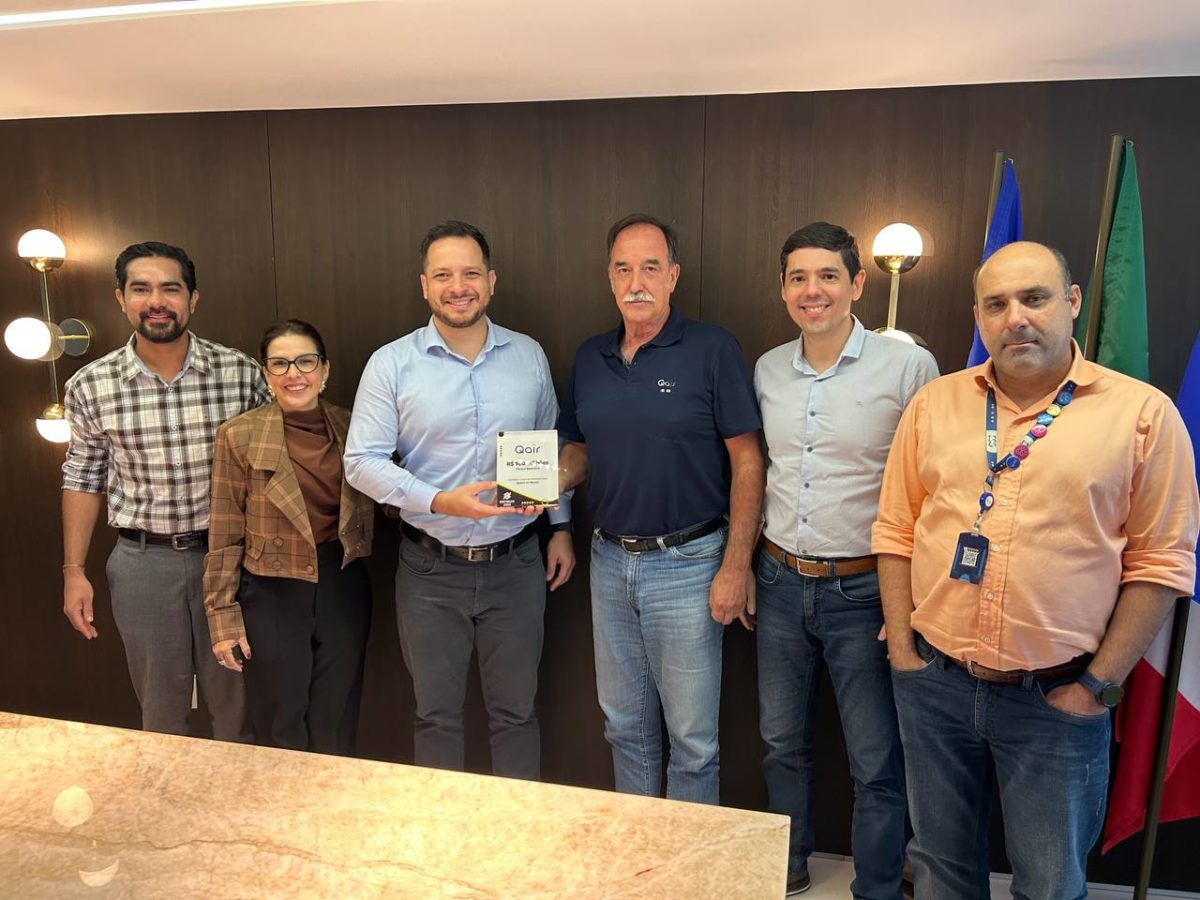 Representantes da Qair Brasil e do Banco do Brasil durante encontro sobre a operação de renovação de fiança bancária do Complexo Serra do Mato Solar, marcado pela entrega da placa comemorativa da parceria.
